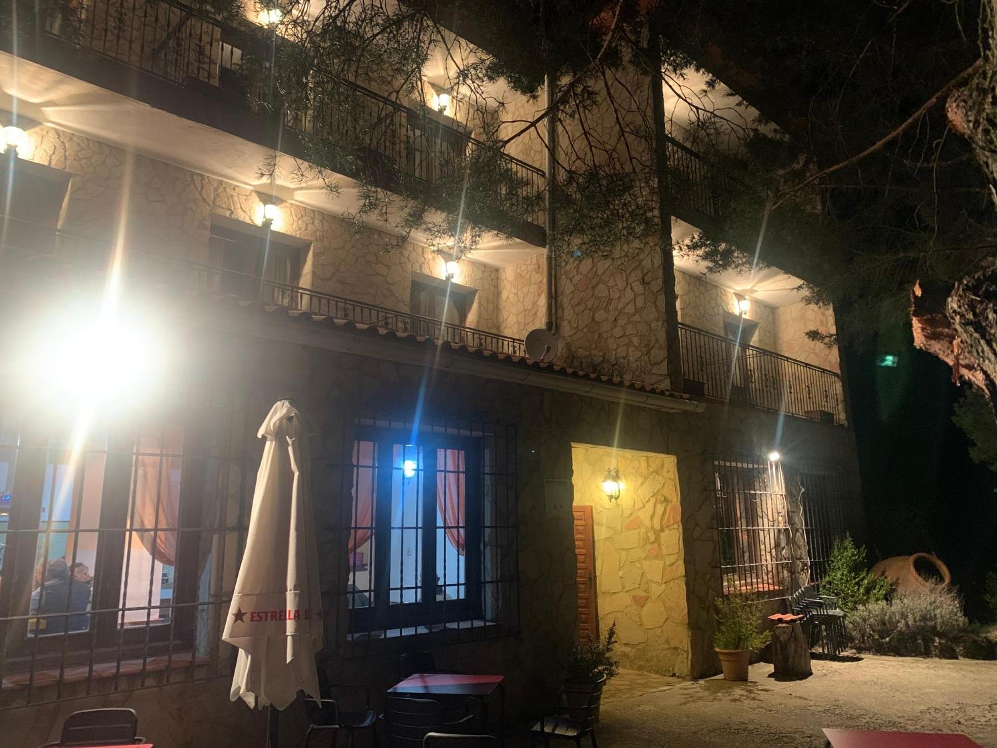 Hotel Restaurante Rio Cuervo Vega del Cadorno Luaran gambar