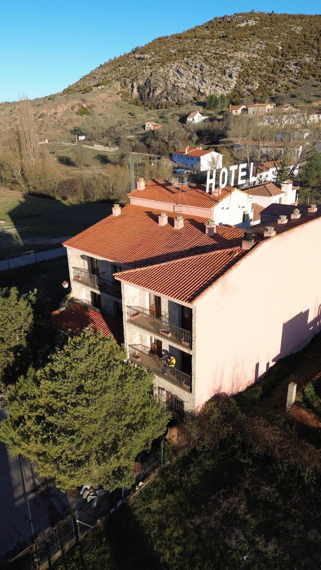 Hotel Restaurante Rio Cuervo Vega del Cadorno Luaran gambar