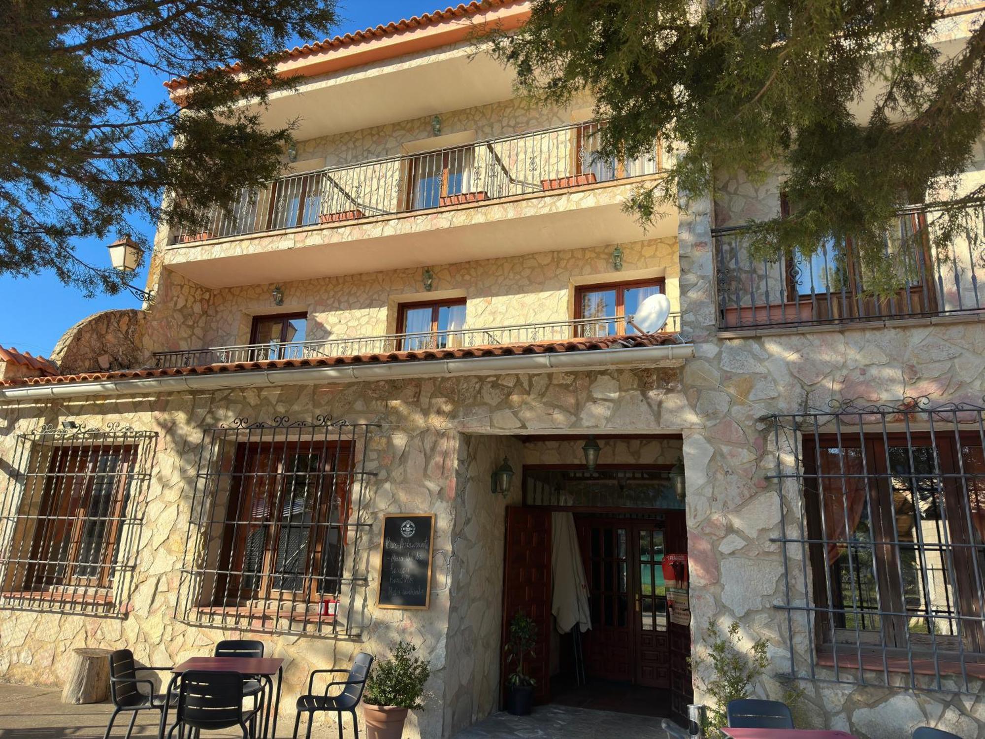 Hotel Restaurante Rio Cuervo Vega del Cadorno Luaran gambar