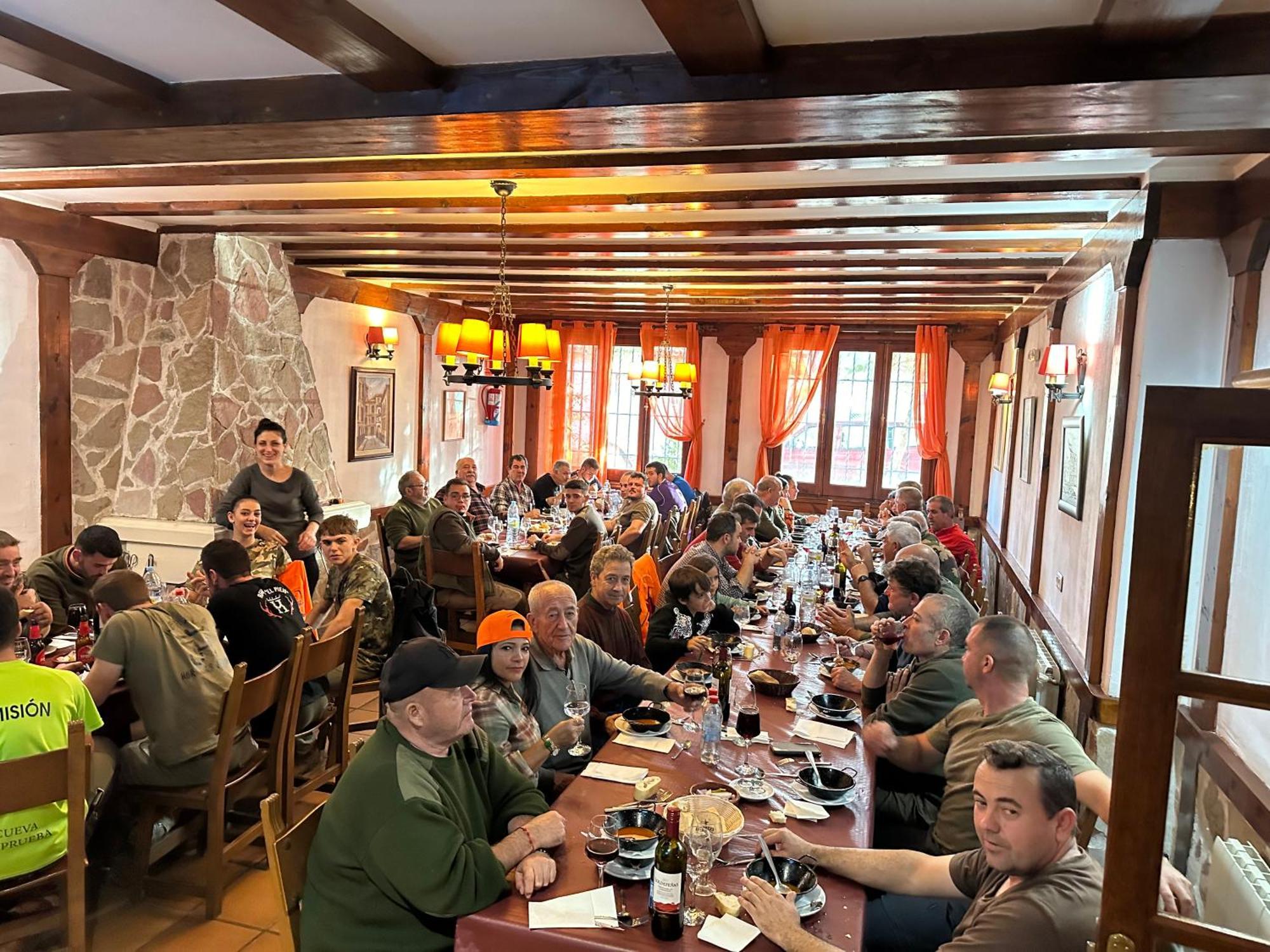 Hotel Restaurante Rio Cuervo Vega del Cadorno Luaran gambar